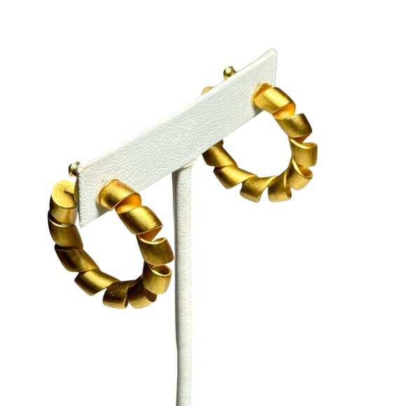 Gold Tone Chunky Spiral Hoop Earrings Lightweight Modern Fashion Jewelry - Picture 3 of 8